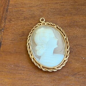 Vintage-style gold shell cameo pendant